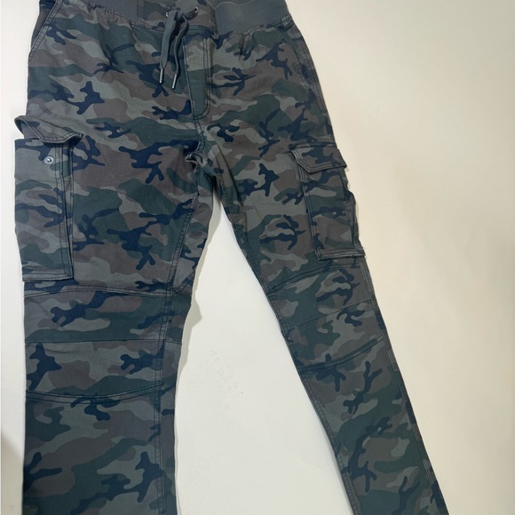 Lightly worn camo joggers men’s medium or could be women’s med (8-10) as well - Picture 4 of 4